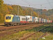 1047 010 f�hrt mit einer RoLa durch Tullnerbach-Pressbaum (17.10.2007)