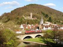 Eine 111 ist soeben mit Ihrem Zug aus dem Bf Gem�nden/M gefahren und f�hrt nun an der Altstadt �ber Jossa nach Bamberg. 05.04.2007