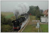 Am 12.10.2007 haben wir den ersten Plandampfzug wirklich gespritzt, und erst mit dem zweiten Zug begonnen. 44 1486 von Eisenach Gbf nach Bad Salzungen mit einem leeren Holzzug bei der Durchfahrt in Ettenhausen.
