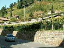 Unten in Bozen sieht man noch einen Rest von der Trasse der ehem.Zahnradstrecke in den Weinbergen von St.Magdalena,die von 1907 bis 1966 in Betrieb war.
Sie wurde dann durch eine Luftseilbahn von Bozen nach Oberbozen ersetzt.Die Triebwagen der Rittnerbahn fahren seither nur noch zwischen M.Himmelfahrt,Oberbozen und Klobenstein.20.10.07