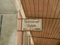 �beretscher Bahn.Bozen/Bolzano-Kaltern/Caldaro Hier im Bhf.Kaltern muss man sich augenscheinlich nicht mehr um Fahrkarten bem�hen.Kaltern 17.10.07