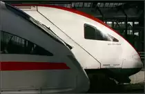 Licht und Schatten -

... im Züricher Hauptbahnhof. ICE T und ICN nebeneinander. 

31.10.2005 (M)