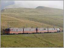 2 BDhe 4/8 und der Zisternensteuerwagen (Zekt 95) kurz vor der Kleinen Scheidegg. Da die JB mitgef�hrte Wagen immer auf der Bergseite einstellen muss, w�rde der Zisternenwagen dem Lokf�hrer die Sicht rauben. So wurde der Zekt 95 kurzerhand mit einem F�hrerstand ausger�stet. (11.10.2007)