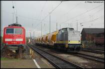 111 162-4 ruht sich �bers Wochenende mit einer N-Wagen-Garnitur aus Stuttgart zwischen Gleis 4 und 5 des Aalener Bahnhofs aus, w�hrend auf Gleis 6 gerade 203 507-9 das  Josera-Z�gle  �ber die Brenzbahn (KBS 757) nach Blaubeuren bringt.