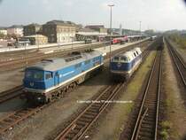 Regental D06 steht in Hof Hbf, w�hrend rechts Infraleuna 204 passiert. Auf dem rechten Gleis ist gerade ein Gag mit 2x BR 232 eingefahren. Leider war die 204 noch nicht an Ort und Stelle, als die Fuhre reinrasselte. Oktober 2007 vom Luftsteg in Hof Hbf aus.
Das deutlich sichtbare Copyright st�rt nicht, es sch�tzt meine Rechte als Urheber. Das w�re nicht erforderlich, wenn es nicht Leute g�be, die sich aufs Klauen und Sammeln verlegt h�tten...