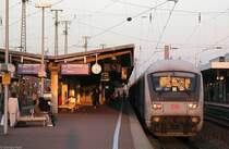 Der 13. Oktober 2007 ist ein sch�ner und goldener Herbsttag. Der IC nach Hannover wartet auf die Weiterfahrt nach Hannover. F�r die gelungene Athmosph�re tragen Sonne, Bahn und Mensch bei.