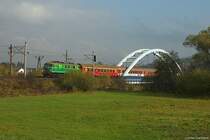 EP07-335 mit Eilzug  Skalnica  Krak�w Gł�wny (Hbf)-Zilina in Mil�wka am 21.10.2007r. 