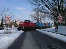 Am 13.02.2006 �berquert 294 717 mit einem sehr kurzen Zug auf den Weg nach Amberg den Bahn�bergang Klaus-Conrad-Stra�e in Hirschau. (Strecke Amberg-Schnaittenbach)