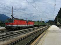 1144 220 und eine weitere 1144 vor einem G�terzug am 31.7.2007 in Brixlegg.