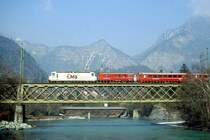 RhB Schnellzug 545 von Chur nach St.Moritz am 17.03.1999 auf Rheinbr�cke bei Reichenau mit E-Lok Ge 4/4 III 643 - D 4226 - B 2391 - B 2430 - B 2392 - A 1267 - A 1269 - B 2357 - Lbv 7852.

