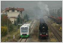 Bevor es am 12.10.2007 f�r 41 1144 mit ihrem G�terzug weiter nach Eisenach ging, musste sie zwei Regionalz�ge abwarten. VT 123 als 82919 von Eisfeld nach Eisenach bei der Ausfahrt aus Walldorf.