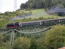 Der Zug beim �berqueren des Biesenbach Viadukts. Das Foto wurde am Bahnhof Epfenhofen aufgenommen. 19.08.06