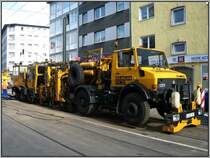 Bei der Erneuerung der Gleise der D�sseldorfer Stra�enbahn im Bereich der Corneluisstra�e Ende Juli 2007 war auch diese Zweiwege-Stopfmaschine Plasser & Theurer UST 78U mit Unimog-Triebkopf der Firma K�lngleis im Einsatz. Man sieht sie hier abgestellt in der Bilker Allee. 