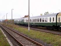 Wagenpark des  ROTK�PPCHEN-EXPRESS  im Bahnhof Karsdorf, bestehend aus ehemaligen DR-Wagen, eingesetzt von der IGE-Werratal-Eisenach e.V.; 21.10.2007 