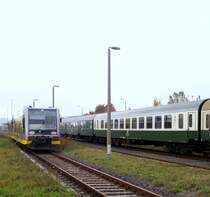 RB 26976 von Naumburg (Saale) Ost nach Nebra, bei der Ausfahrt aus dem Bahnhof Karsdorf; 21.10.2007