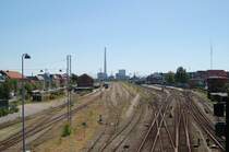 Blick �ber das Bahnhofsgel�nde von Esbjerg. Der Bahnhof von Esbjerg ist ein Kopfbahnhof. Fr�her fuhren die Personenz�ge noch bis zum Hafen an den F�hranleger f�r die F�hren nach England. Heute fahren nur noch vereinzelt G�terz�ge in den Hafen. Der Hafen ist auf dem Bild duch den hohen Turm des Kohlekraftwerkes zu erkennen. Von Esbjerg kommt man jede Stunde nach Kopenhagen, Skjern, Varde, T�nder und Fredericia. August 2007