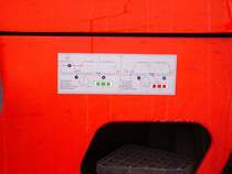 Aufkleber an der Seite bei der Puferbohle. Drauf abgebildet sind die  Stellungen der Bremsen beim Verschieben und Abstellen.
Gesehen an 101  033-9 am 12.10.09