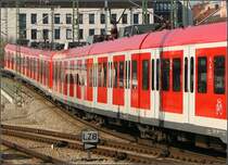 Lang und biegsam in alle Richtungen und mit vielen Türen - 

S-Bahn bei der Ausfahrt aus dem Münchener Ostbahnhof. 

07.04.2006 (M)