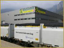 Heute war Tag der offenen T�r in der Grosss�gerei Stallinger in Domat/Ems. Im Vordergrund Transportcontainer f�r Holzhackschnitzel der Firma Innofreight. (27.10.2007)