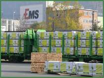 Auf den gleichen Wagen, die Rundholz anliefern, verlassen die verpackten Kanth�lzer wieder das Stallinger Areal, das sich in unmittelbarer N�he der Ems Chemie befindet. (27.10.2007)