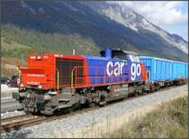 Am 843 090-2 verschiebt Holzhackschnitzel- oder S�gemehlwagen der Railogistics AG im Stallinger Werk Domat/Ems. (19.10.2007)