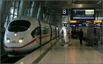 . Ein ICE 3 nach Amsterdam im Fernbahnhof des Flughafen Frankfurt. 

1.6.2006 (M)