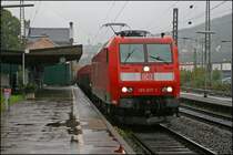 W�hrend der Regen wieder zugenommen hat, druchf�hrt die 185 017 mit einem G�terzug aus Kreuztal den Bahnhof Plettenberg Richtung Hagen. (29.09.07)