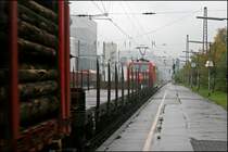 Nachschuss auf die 185 017, die hier am 29.09.07 den Bahnhof Plettenberg Richtung Hagen durchf�hrt.