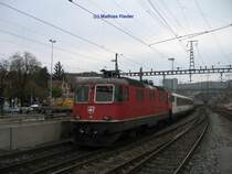 Re 4/4 11213 macht den Zugschluss am IR aus St. Gallen ebenfalls am 16.10.07 in Z�rich Oerlikon