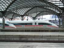 ICE Arnheim und ein anderer ICE stehen in K�ln hbf (27.10.2007)