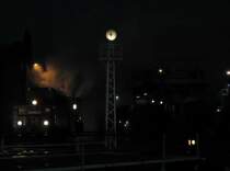 50 3648 nebelt den Kohlehochbunker in Chemnitz Hilbersdorf ein und l�sst das Licht diffus wirken, 27.10.07