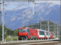 Am drittletzten Betriebstag vor Saisonschluss f�hrt der Glacier Express mit Zuglok Ge 4/4 III 651  Fideris  an Ems Werk vorbei. (19.10.2007)