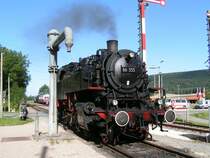 Dampflok kommt zum Wasserfassen im Bahnhof von Blumberg. 19.08.06