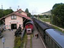Das Bahnhofsgeb�ude von Blumberg mit Museum und abfahrtbereitem Zug Richtung Weizen. Foto vom Reiterstellwerk aus aufgenommen am 19.08.06.