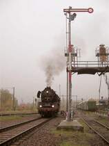 50 3648 steht an der Diesellokbesandung im BW Chemnitz Hilbersdorf, links schleicht sich ein Regionalexpress mit Dostos durchs Bild, rechts der ehemals in Zw�nitz abgestellte Nullserienwagen, wenn nicht sogar Prototyp eines zweiteiligen DBx, 27.10.07