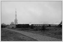 Zug 8929 verl�sst am 10.10.2007 den Brocken Richtung Drei Annen Hohne. Typisches Brockenwetter wie ich drauf gekommen bin, und die Stimmung hat irgendwie zu einer kleinen Farb-SW Spielerei eingeladen.