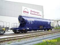 Ein blauer G�terwagen von Nacco am 16.8.2006 vor dem akw in Hirschau.