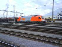 Eine BR 1216 von RTS steht mit ihrem G�terzug, mit 2 Flirts f�r Ungarn eingereiht, im Bahnhof Buchs SG und wird in wenigen Minuten �ber Innsbruck und Salzburg bis nach Linz abfahren. 26.10.07