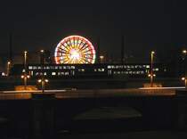 N�chtliches Stimmungsbild: Doppelstockzug nach Dresden Hbf vor Riesenrad (Herbstfest); - Blick zur Marienbr�cke, 28.10.2007
