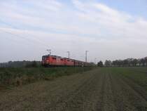 Eine 151 und eine weitere abgeb�gelte Schwester sind am 28.10.2007 mit einem G�terzug bei Br�hl nordw�rts unterwegs.