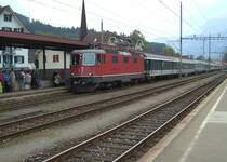 Eine Re 4/4 bei der Einfahrt in Brunnen mit einem IR. (09.09.2007)