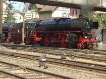 Die BR 01 202 steht am 08.09.2007 in Erstfeld unter der Br�cke. 