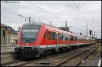 Ein Modus-Steuerwagen verl�sst am 09.08.07 den Bahnhof Donauw�rth. - Ne kleine Geschichte nebenbei...^^ - Ich wollte damals zuf�llig mein erstes Foto von einem Modus-Steuerwagen schie�en. Nunmal konnte man den ganzen Zug nicht einfach sehen, da an dem Gleis, an dem wir, also Martin (Respondek) und ich, standen, sich schon eine andere Garnitur befand. W�hrend der Zug dann ausfuhr, kam vor dem Steuerwagen noch ein Ex-Silberling. Martin: (schaut zu, ohne Fotoapperat bewaffnet, im Sinne von der-Ex-Silberling-ist-jetzt-der-Steuerwagen) Ha ha... (dann stellte sich doch heraus, der Ex-Silberling war es garnicht) Hu�oae? (im Sinne von H�?).