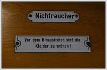 
Das Nichtraucherschild ist ja nichts besonderes, aber das Schild darunter hat schon etwas. Aufgenommen im Barwagen bei der Fahrt von Drei Annen Hohne auf den Brocken am 10.10.2007.

