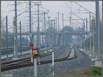 Kreuzungsgleis RhB bei Zizers, daneben die Doppelspur SBB Chur - Landquart. Um teure Ausbauten an den Bahnsteigen in Zizers zu vermeiden, wurde das Kreuzungsgleis kurzerhand ans n�rdliche Ende der Station verlegt und zugleich verl�ngert. Somit gen�gt eine Perronkante in der Station Zizers. (28.10.2007)