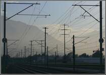 Ein Bild, das uns bewusst macht wie abh�ngig wir vom Strom sind. Bereits um 15.30 Uhr verschwindet die Sonne in Zizers hinter dem m�chtigen Calanda. (28.10.2007)