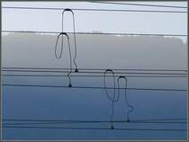 Fast ein Kunstwerk, die Aufh�ngung der SBB Doppelspurfahrleitung bei Zizers. Im Hintergrund der Pizalun. (28.10.2007)