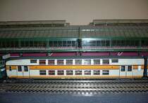 Endwagen 2.Klasse aus dem Set ViTrains 1017 Typ VB2N der SNCF, bei diesen Wagen ist das Dach auf einer Seite wie beim Steuerwagen abgesenkt. Einzeln gibt es nur den Zwischenwagen 2.Klasse 3032. Aufgenommen 28.10.2007.