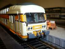 Details des Steuerwagens aus dem Set ViTrans 1017 Typ VB2N der SNCF, die Detailierung ist sehr gut, Trittstufen und Haltstangen sind aus ge�tzten Blech (Zur�stteile) und Federpuffer, die Laufeigenschaften sind auch gut, aufgenommen 28.10.2007