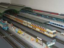 Die ersten Wagen von ViTrains sind auf dem Markt, hier Doppelstock-Wagen-Set 1017, Typ VB2N der SNCF in Ursprungs-Ausf�hrung (1976 bis 1988). Das Set enth�lt 4 Wagen, Steuerwagen, Zwischenwagen 1./2.Klasse, 2.Klasse und Endwagen 2.Klasse, L�ngen-Ma�stab 1:87. In Deutschland habe ich keine Bezugsquelle gefunden, ich habe sie von einen franz�sischen Internet-Versandh�ndler bezogen. Zwei weitere Sets dieser Bauart in anderer Lackierung sollen folgen. Aufgenommen 28.10.2007.